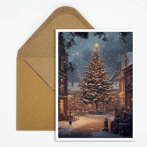 Postkarte mit beleuchtetem Weihnachtsbaum auf Dorfplatz, Stimmungsvolle Weihnachtskarte, ideal für festliche Grüße zum Verschenken