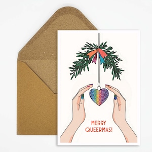 Biglietto di Natale LGBTQ con scritta "Merry Queermas" con cuore arcobaleno sotto il vischio, biglietto festivo per l'amore queer e la diversità