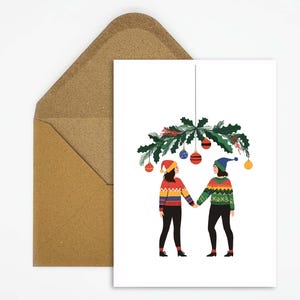 Kerstkaart met LHBTQ koppel onder de maretak, feestelijke wenskaart voor de feestdagen, liefde en diversiteit als ansichtkaart