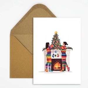 LGBTQ Weihnachtskarte mit Paar vor Kamin und Weihnachtsbaum, farbenfrohe queere Grußkarte für die Festtage als Geschenk oder Dekoration
