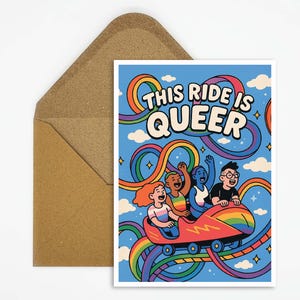 Peut inclure: Carte de vœux avec une illustration de dessin animé d'un montagnes russes avec des pistes arc-en-ciel et le texte "THIS RIDE IS QUEER". La carte présente une enveloppe marron sur fond blanc. Le wagon de montagnes russes est rouge et rempli de personnes diverses.