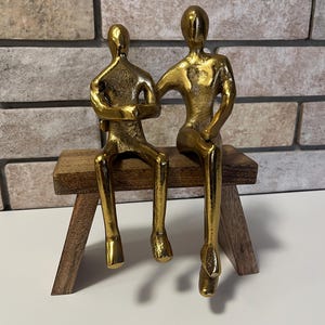 Abstract Couple Sculpture – Man and Woman Sitting on a Wooden Bench, Romantic Love Statuette, Modern Home Decor