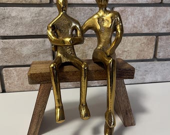 Abstract Couple Sculpture – Man and Woman Sitting on a Wooden Bench, Romantic Love Statuette, Modern Home Decor