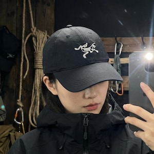 Gorra de béisbol negra vintage de Arc'teryx con logotipo de esqueleto bordado
