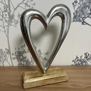 Scultura a forma di cuore in metallo – Figurina romantica in argento su base in legno, simbolo d&#39;amore, decorazione moderna e minimalista per la casa e il matrimonio