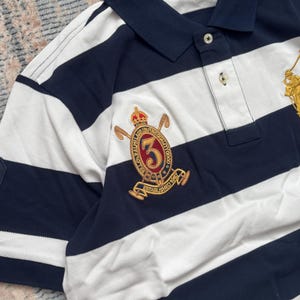Polo Ralph Lauren Rugby Vintage con escudo bordado en azul marino, rojo y verde imagen 10