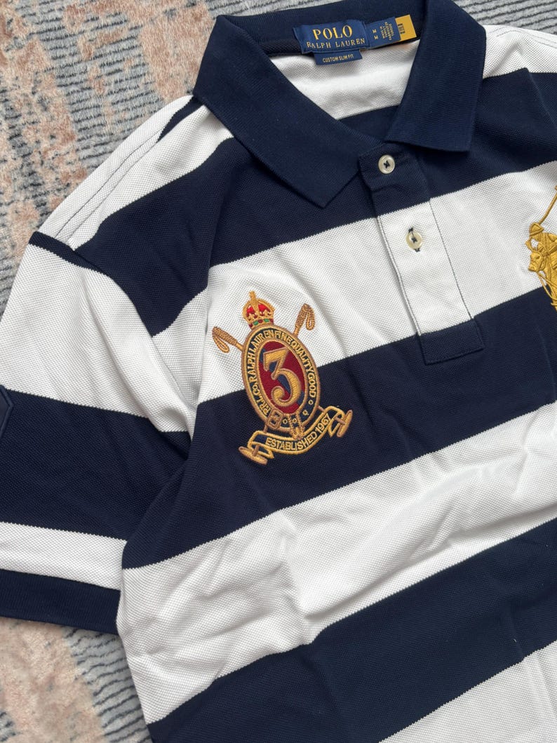 Polo Ralph Lauren Rugby Vintage con escudo bordado en azul marino, rojo y verde imagen 10