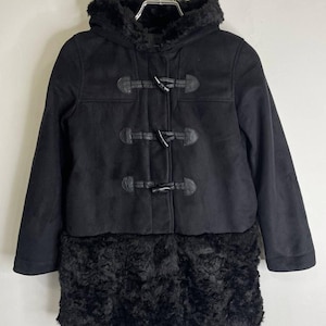 Peut inclure: Manteau noir à capuche avec une doublure en fausse fourrure et une fermeture à boutons. Le bas du manteau est bordé de fausse fourrure.
