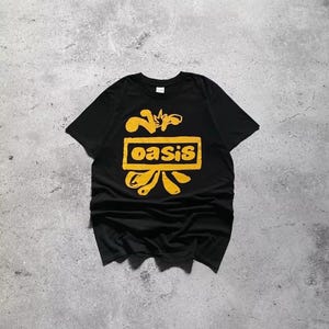T-shirt con logo Vintage Oasis Drawn Box - T-shirt grafica nera - Merchandising di gruppi rock - Streetwear retrò - Stile casual - Taglia media
