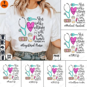 Könnte beinhalten: Ein weißes T-Shirt mit einem rosa Herzen, einem Stethoskop, einem Verband und einer Spritze. Der Text lautet "She works willingly with her hands Proverbs 31:13 #Registered Nurse".