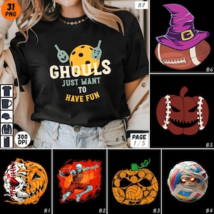 Puede incluir: Un conjunto de 7 diseños deportivos inspirados en Halloween que incluyen una calabaza con un patrón de voleibol, una calabaza con un patrón de béisbol, una calabaza de calavera y béisbol, un esqueleto jugando al baloncesto, una pelota envuelta en momia, un balón de fútbol con un sombrero de bruja y una calabaza con un patrón de fútbol. El texto "Ghouls Just Want To Have Fun" está en una camiseta negra.