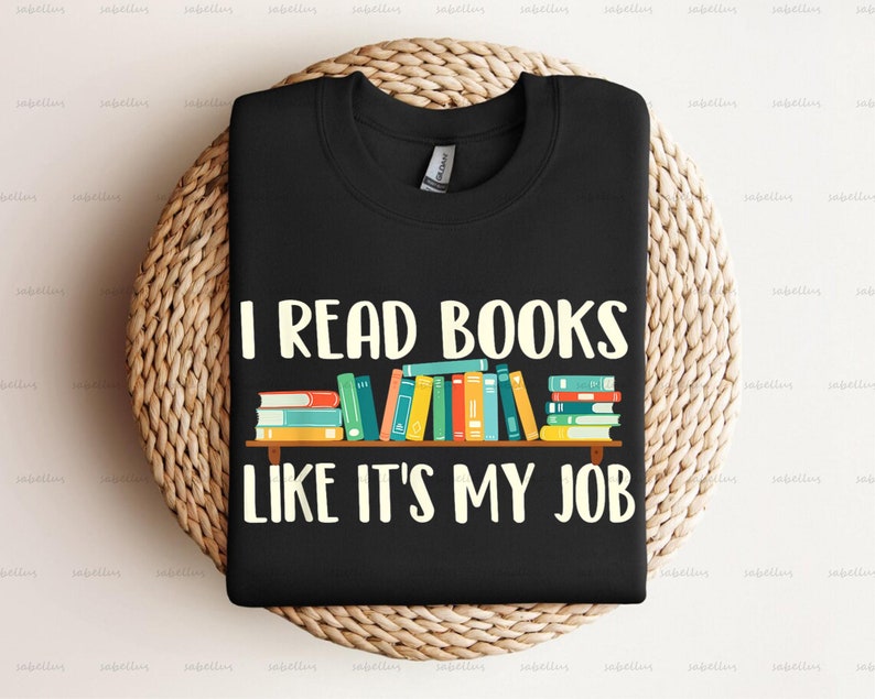 Pu&ograve; includere: Maglietta nera con il testo "I read books like it's my job" in bianco. Sopra il testo &egrave; raffigurata una pila di libri colorati.