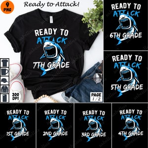 Op de afbeelding: Een set van negen zwarte T-shirts met een blauwe haai-afbeelding en de tekst "Ready to Attack" en het klasniveau. De shirts zijn voor de klassen 1 tot en met 7.