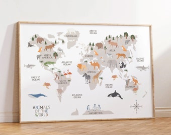 Puede incluir: Un mapa del mundo con ilustraciones de animales de diferentes continentes. El mapa es beige con contornos marrones e incluye los nombres de los continentes y océanos. Los animales están ilustrados en un estilo de dibujos animados e incluyen un oso polar, un alce, un león, una cebra, una jirafa, un pingüino, un canguro y un panda.