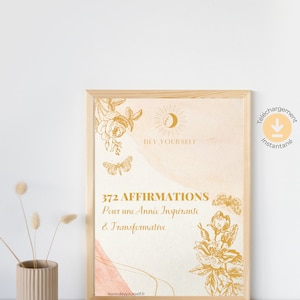 Peut inclure: Une impression encadrée avec un fond pêche et des illustrations florales dorées. Le texte "DEV YOURSELF" est en haut de l'impression. Le texte "372 AFFIRMATIONS" est au centre de l'impression. Le texte "Pour une Année Inspirante & Transformative" est sous les affirmations. Le texte "www.devyourself.fr" est en bas de l'impression.