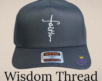 Gorra de béisbol ajustable con cierre a presión y cruz de fe bordada a medida.