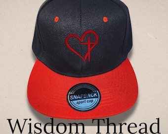 Gorra de béisbol personalizada con cruz en forma de corazón bordada a mano. Ropa con temática religiosa.