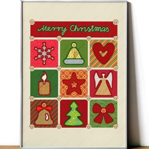 Könnte beinhalten: Ein gerahmter Druck mit einem Weihnachtsmotiv. Der Druck zeigt ein Patchwork-Design mit verschiedenen Weihnachts-Symbolen, darunter ein Schneeflocke, eine Weihnachtsmütze, ein Herz, eine Kerze, ein Stern, ein Engel, eine Glocke, ein Weihnachtsbaum und eine Schleife. Der Druck ist in einem silbernen Rahmen und hat den Text "Merry Christmas" oben.