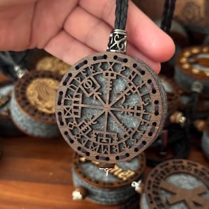 Vegvisir houten bedel | Gepersonaliseerde Viking Kompas Autoornament | Muurhanger | Cadeau voor Vikingliefhebber