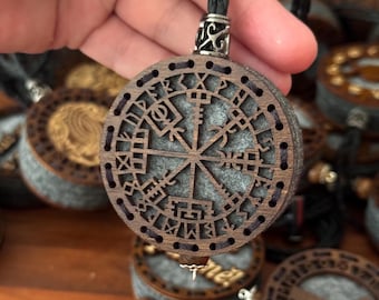 Ciondolo in legno Vegvisir / Ornamento per auto personalizzato con bussola vichinga / Decorazione da parete / Regalo per gli amanti dei vichinghi