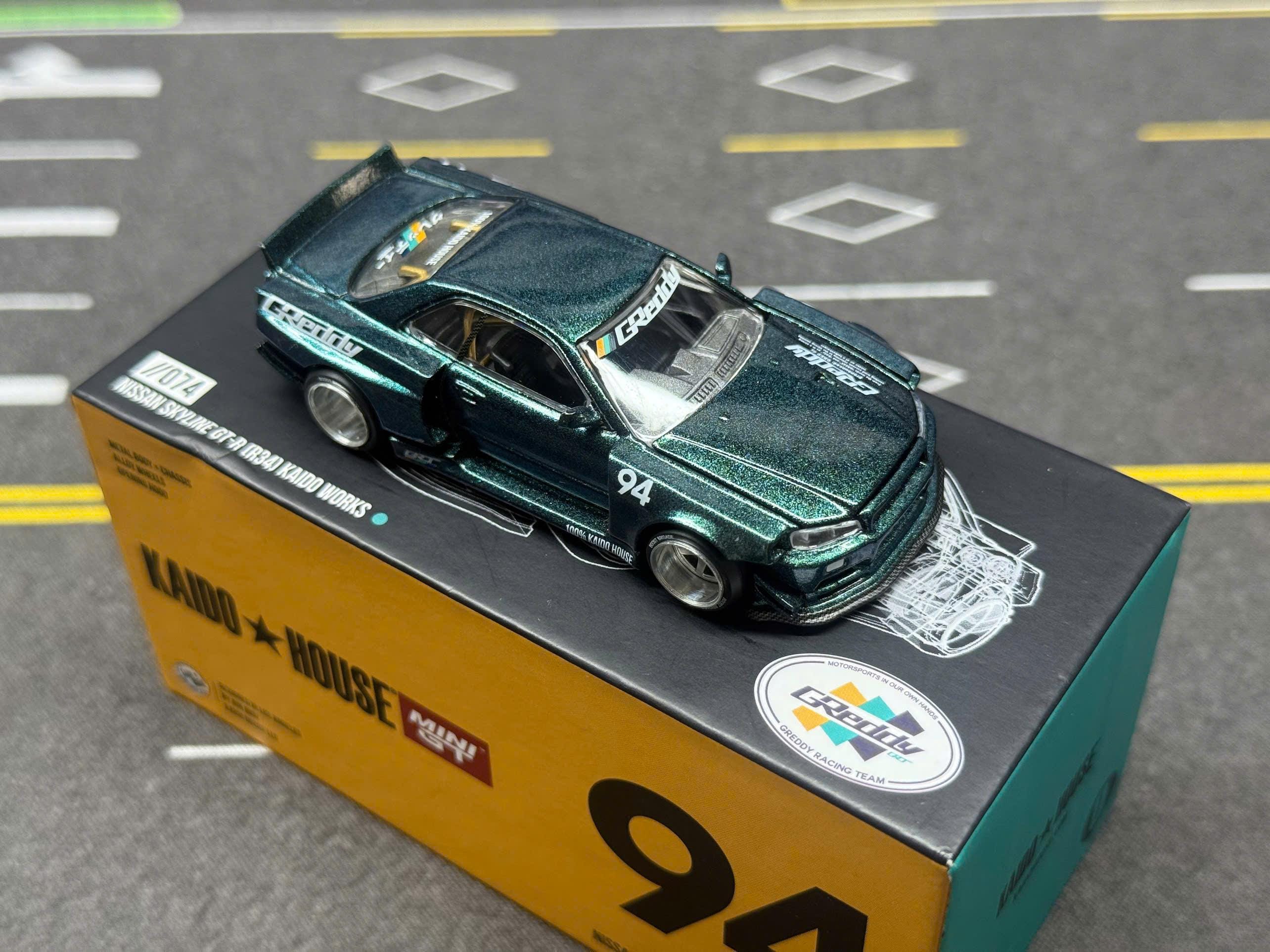 街道ハウス NISSAN GT-RR34 GReddy V1 (チェイス) 1/64 MINI GT Nissan