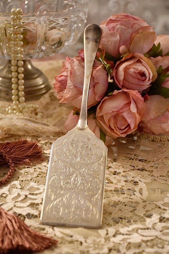 Sheffield Mid-Twentieth Century Cake Server Elegance and tradition for your special occasions