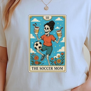 Camiseta de mamá futbolera, camiseta de tarot para mamá futbolera, camiseta de Halloween para mamá futbolera, regalo para el Día de la Madre para mamá futbolera, esqueleto, regalo de fútbol