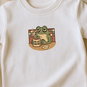 おもしろいカエルのコーヒーTシャツ – またデジャブ？ – キュートなバーンアウトカエルTシャツ – ブティック風漫画動物Tシャツ – ペット好きの方や内向的な方へのギフト