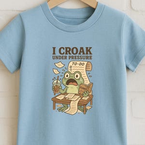 面白いカエルの不安Tシャツ - プレッシャーに押しつぶされそうな人へのプレゼント、漫画風動物ユーモアギフト