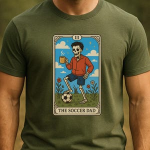 Camiseta com carta de tarô do Soccer Dad, Camiseta do Soccer Dad para o Halloween, Presente engraçado de futebol, Camiseta de futebol com esqueleto, Camiseta do dia do jogo do Soccer Dad, Camiseta de gola redonda do Soccer Dad