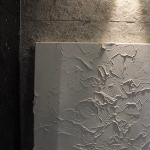 Cuadros murales con estructura abstracta.