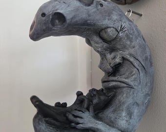 月と眠る猫 – 手彫りのフォークアート装飾 – 風変わりな天体アート