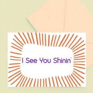 Puede incluir: Tarjeta blanca con un diseño de sol naranja y el texto "I See You Shinin'" en morado.