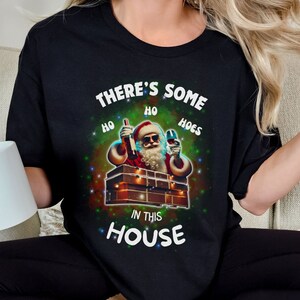 Funny Santa Christmas Er zijn wat hoera&#39;s in dit huis T-shirt, T-shirt kerstfeest, humor cadeau voor vakantie, ondeugend kerst-T-shirt