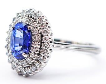 Superbe bague de fiançailles ou d'anniversaire de saphir bleu naturel de 1,64 carat et halo de diamants en or blanc 18 carats, pierre de naissance de septembre