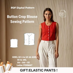 Könnte beinhalten: Ein digitales Schnittmuster für eine rote, geknöpfte Crop-Bluse. Das Schnittmuster umfasst die Größen 2 bis 30 und XS bis 4XL. Das Schnittmuster ist im Format A4, A0 und US Letter erhältlich. Das Schnittmuster wird auf einem Model gezeigt, das die Bluse mit einer weißen Hose trägt. Der Text "GIFT: ELASTIC PANTS!" befindet sich am unteren Rand des Bildes.
