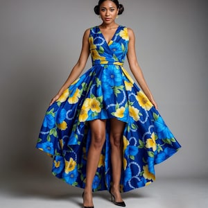 Puede incluir: Un vestido azul y amarillo con estampado floral, con escote en V y un corpi&ntilde;o ajustado. El vestido tiene un dobladillo alto-bajo, con el dobladillo delantero terminando por encima de la rodilla y el dobladillo trasero arrastrando hasta el suelo.