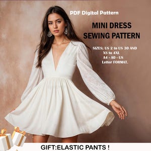 Op de afbeelding: Een wit mini-jurk naaipatroon met een V-hals en lange mouwen. Het patroon is verkrijgbaar in maten US 2 tot US 30 en XS tot 4XL. Het patroon is in A4, AO en US Letter formaat. De tekst "GIFT: ELASTIC PANTS!" staat onderaan de afbeelding.