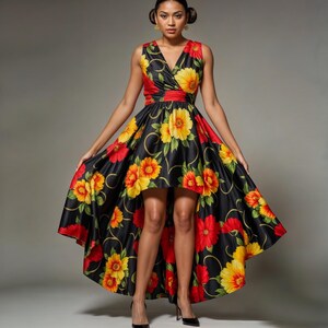 Puede incluir: Un vestido negro de corte asim&eacute;trico con estampado floral de flores rojas, amarillas y verdes. El vestido tiene un escote en V y es sin mangas.