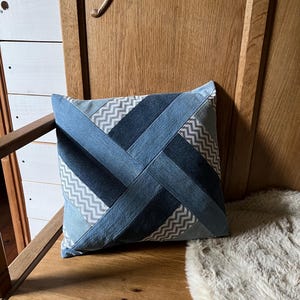 Upcycling Kissenbezug 40x40 aus Jeans, Patchwork Dekokissen blau, nachhaltige Wohn Deko, Boho Kissenhülle handgemacht