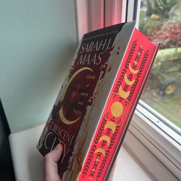 House of Earth and Blood Crescent City 1 Sarah J Maas Hardback Sprayed Stencilled Edges Custom Book Special Edition Gift