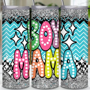 Puede incluir: Tres vasos de acero inoxidable con acabado de purpurina plateada. Los vasos presentan un patrón de chevron azul y negro con estrellas blancas. Las palabras "Boy Mama" están en letras grandes y coloridas con lunares blancos.