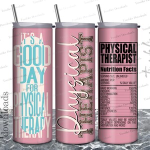 Puede incluir: Tres vasos de acero inoxidable de color rosa con un dise&ntilde;o blanco y azul que dice "Es un buen d&iacute;a para la fisioterapia" en uno, un dise&ntilde;o de estampado de leopardo con las palabras "Fisioterapeuta" en otro, y una etiqueta de informaci&oacute;n nutricional con las palabras "Fisioterapeuta" en el tercero.