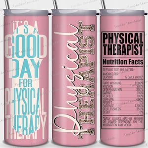 Puede incluir: Tres vasos de acero inoxidable de color rosa con dise&ntilde;os diferentes. El primer vaso tiene el texto "It's a good day for physical therapy". El segundo vaso tiene el texto "Physical Therapist" con un dise&ntilde;o de estampado de leopardo. El tercer vaso tiene el texto "Physical Therapist" con una etiqueta de informaci&oacute;n nutricional.