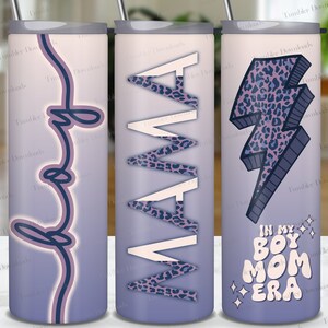 Pode incluir: Três canecas de aço inoxidável com tampas e canudos. A primeira caneca tem a palavra "boy" em uma fonte de script. A segunda caneca tem a palavra "MAMA" com um design de estampa de leopardo. A terceira caneca tem um raio com um design de estampa de leopardo e o texto "IN MY BOY MOM ERA".