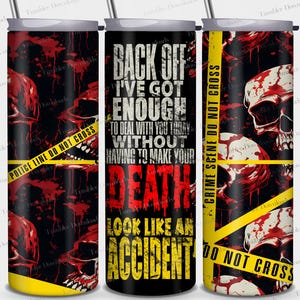 Può includere: Tre bicchieri in acciaio inossidabile con sfondo nero e dettagli rossi e gialli. I bicchieri presentano una grafica di teschi con schizzi di sangue e nastro giallo di sicurezza con il testo "Police Line Do Not Cross" e "Crime Scene Do Not Cross". Il bicchiere centrale ha il testo "Back Off I've Got Enough To Deal With You Today Without Having To Make Your Death Look Like An Accident."