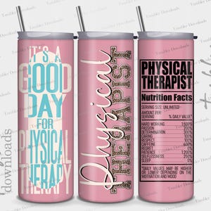 Puede incluir: Tres vasos de acero inoxidable de color rosa con un dise&ntilde;o blanco y azul que dice "Es un buen d&iacute;a para la fisioterapia" en un vaso, un vaso rosa con un dise&ntilde;o de estampado de leopardo que dice "Fisioterapeuta" en un vaso, y un vaso rosa con una etiqueta de informaci&oacute;n nutricional que dice "Fisioterapeuta" en un vaso.