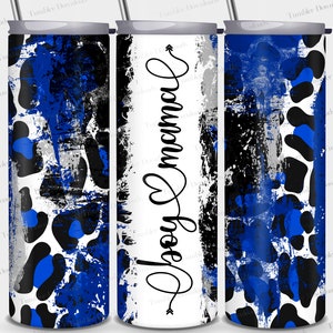 Puede incluir: Tres vasos de acero inoxidable con un diseño de estampado de leopardo abstracto azul, negro y blanco. El vaso del medio tiene el texto "Boy Mom" en letras negras con un corazón.