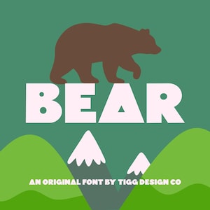 Puede incluir: Un diseño gráfico que presenta la silueta de un oso pardo sobre la palabra BEAR en letras mayúsculas de color rosa claro. Debajo, se muestran colinas verdes estilizadas y montañas con cumbres blancas, con el texto AN ORIGINAL FONT BY TIGG DESIGN CO.