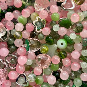 Perline estetiche da 40 g, perline di fragola, matcha, zuppa di perline, rosa, verde, acrilico, cuore, fiore, ciondolo, sacchetto fai da te, kit per la creazione di gioielli, lotto, mistero, carino